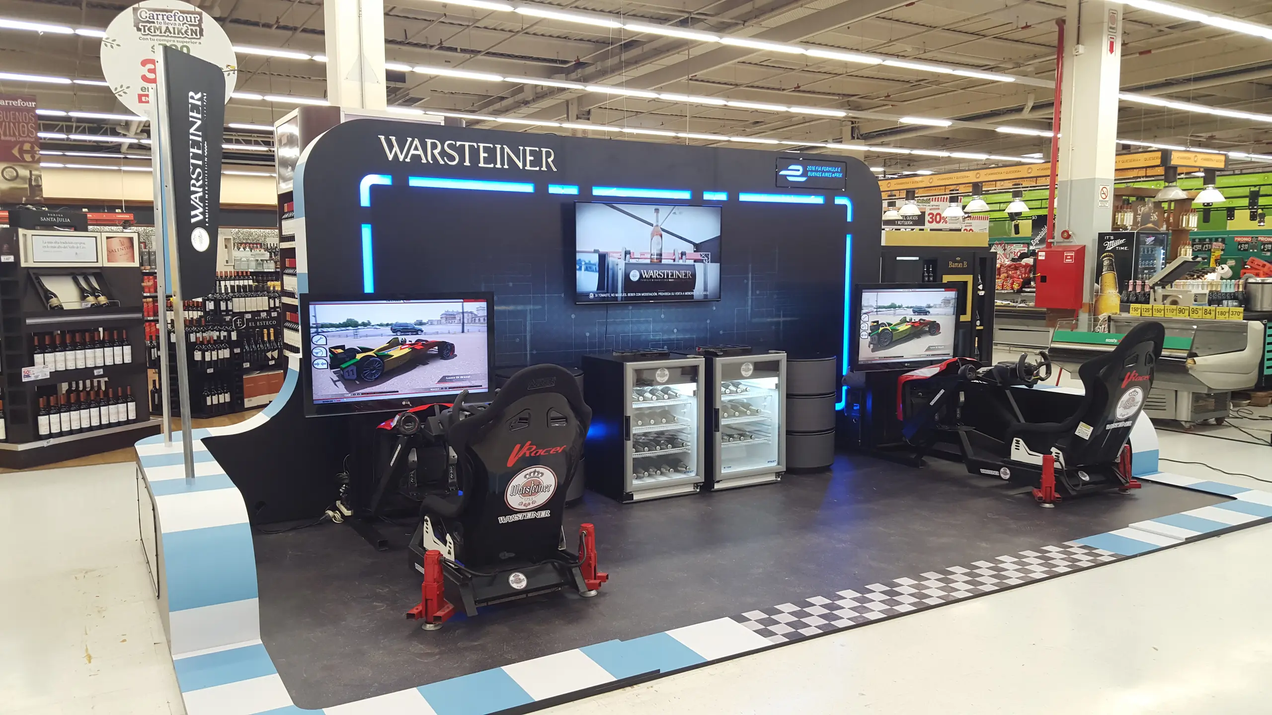 Stand Warsteiner con simuladores de manejo e iluminación LED en un hipermercado
