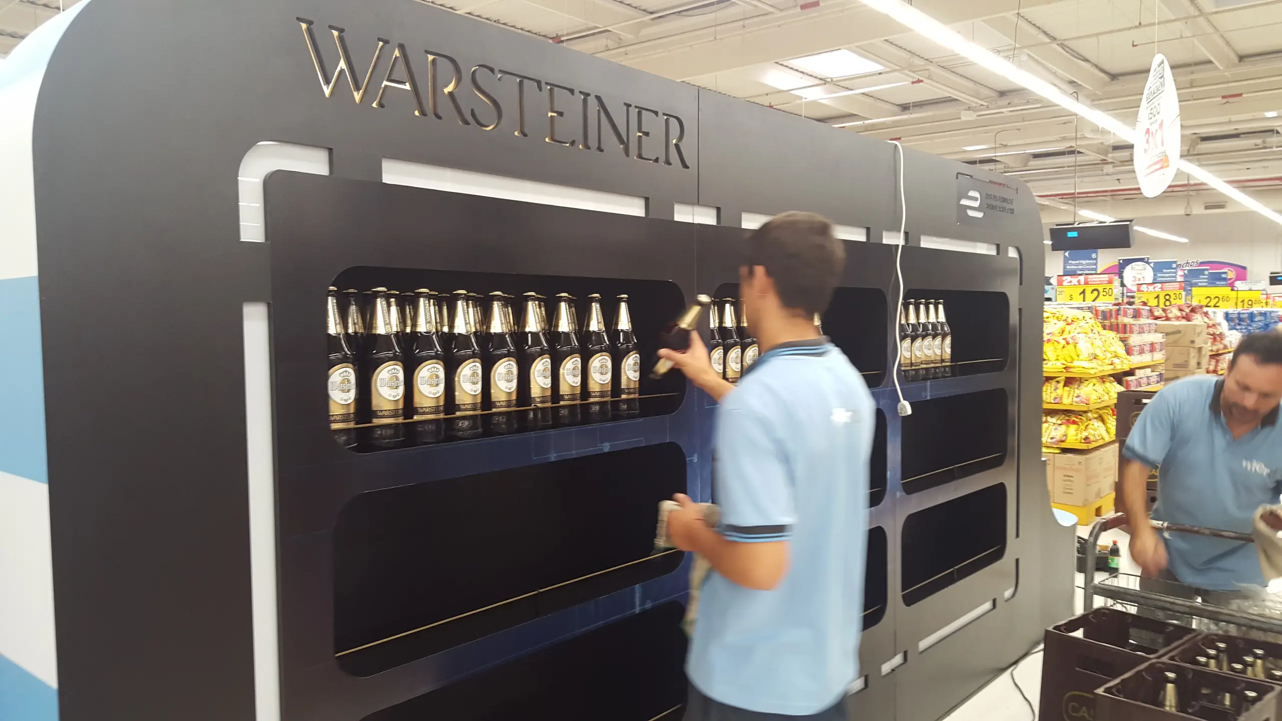 Armado de exhibidor Warsteiner en el punto de venta